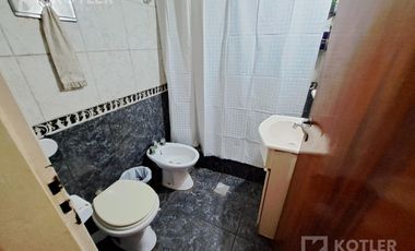 Casa con 3 dormitorios con entrada de auto y jardin