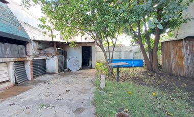 Casa con 3 dormitorios con entrada de auto y jardin