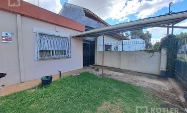 Casa con 3 dormitorios con entrada de auto y jardin