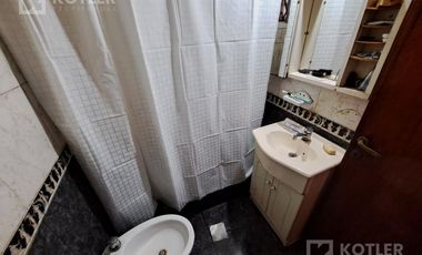 Casa con 3 dormitorios con entrada de auto y jardin