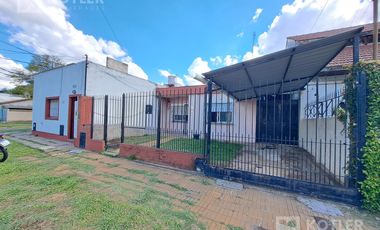 Casa con 3 dormitorios con entrada de auto y jardin