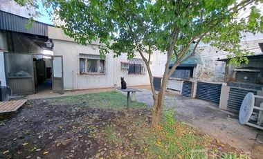 Casa con 3 dormitorios con entrada de auto y jardin