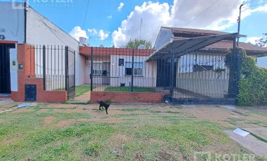 Casa con 3 dormitorios con entrada de auto y jardin