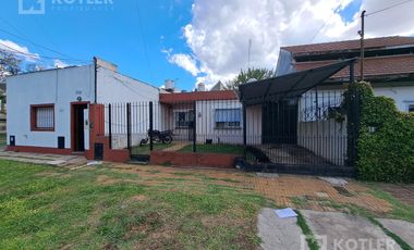 Casa con 3 dormitorios con entrada de auto y jardin