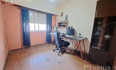 Casa con 3 dormitorios con entrada de auto y jardin