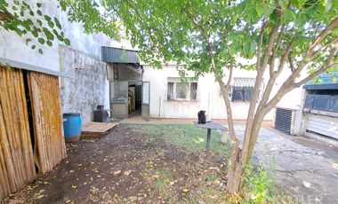 Casa con 3 dormitorios con entrada de auto y jardin