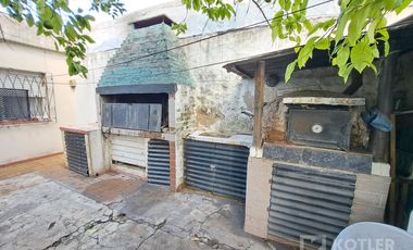 Casa con 3 dormitorios con entrada de auto y jardin