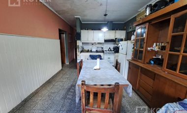 Casa con 3 dormitorios con entrada de auto y jardin