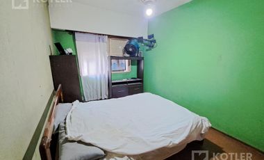 Casa con 3 dormitorios con entrada de auto y jardin