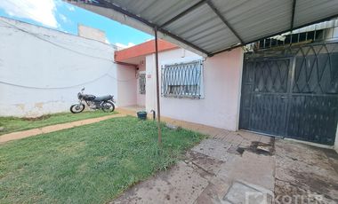 Casa con 3 dormitorios con entrada de auto y jardin