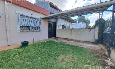 Casa con 3 dormitorios con entrada de auto y jardin