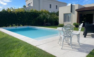 Casa a la laguna una planta en alquiler anual