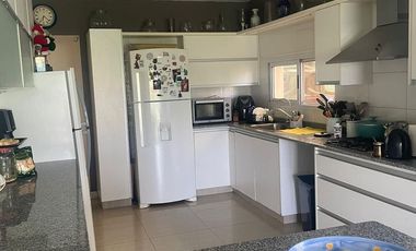 Casa a la laguna una planta en alquiler anual