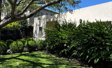 Casa a la laguna una planta en alquiler anual