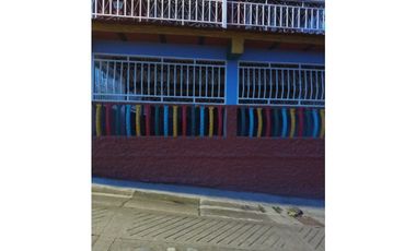 Se vende casa dúplex esquinera con local en Santuario ✨