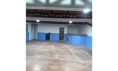 Se vende casa dúplex esquinera con local en Santuario ✨