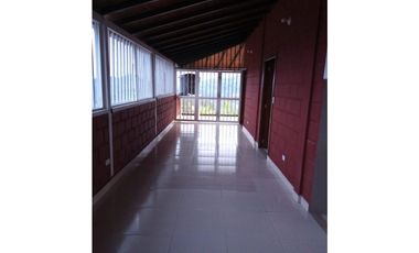 Se vende casa dúplex esquinera con local en Santuario ✨