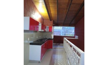 Se vende casa dúplex esquinera con local en Santuario ✨