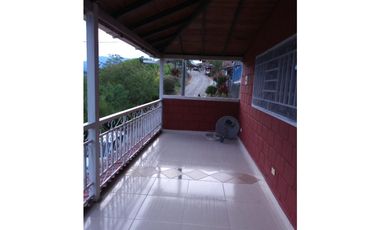 Se vende casa dúplex esquinera con local en Santuario ✨