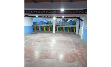 Se vende casa dúplex esquinera con local en Santuario ✨