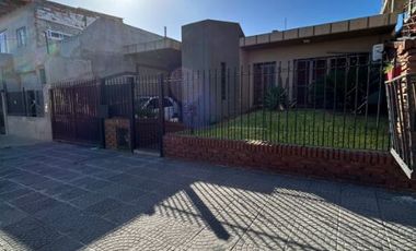 Casa en venta en Isidro Casanova