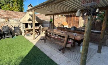 Casa en venta en Isidro Casanova