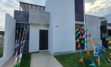 CASA EN VENTA, 2 PLANTAS, 3 RECÁMARAS, 3 BAÑOS, COCHERA PARA 1 AUTO