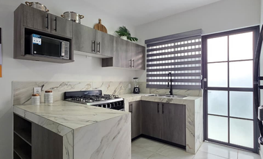 CASA EN VENTA, 2 PLANTAS, 3 RECÁMARAS, 3 BAÑOS, COCHERA PARA 1 AUTO