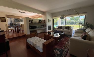 Moderna Y Acogedora Residencia En Chicureo En Venta.