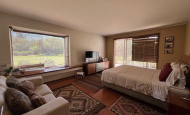 Moderna Y Acogedora Residencia En Chicureo En Venta.
