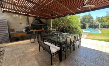 Moderna Y Acogedora Residencia En Chicureo En Venta.