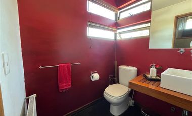 Moderna Y Acogedora Residencia En Chicureo En Venta.