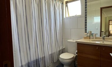 Moderna Y Acogedora Residencia En Chicureo En Venta.