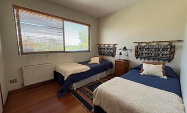 Moderna Y Acogedora Residencia En Chicureo En Venta.