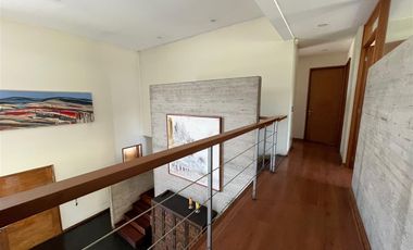 Moderna Y Acogedora Residencia En Chicureo En Venta.