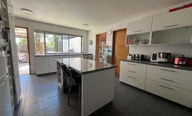 Moderna Y Acogedora Residencia En Chicureo En Venta.