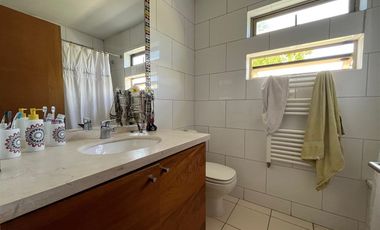 Moderna Y Acogedora Residencia En Chicureo En Venta.