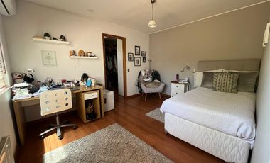 Moderna Y Acogedora Residencia En Chicureo En Venta.