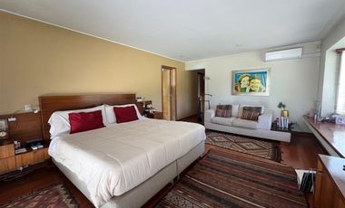 Moderna Y Acogedora Residencia En Chicureo En Venta.