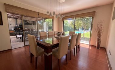 Moderna Y Acogedora Residencia En Chicureo En Venta.