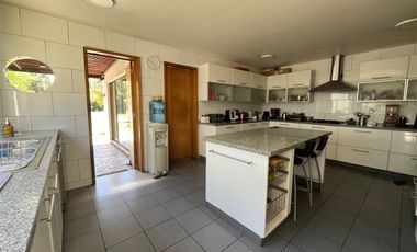 Moderna Y Acogedora Residencia En Chicureo En Venta.