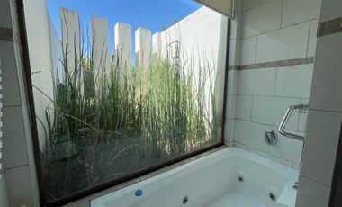 Moderna Y Acogedora Residencia En Chicureo En Venta.