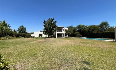 Moderna Y Acogedora Residencia En Chicureo En Venta.