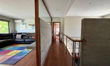 Moderna Y Acogedora Residencia En Chicureo En Venta.