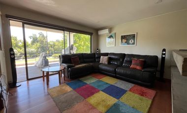 Moderna Y Acogedora Residencia En Chicureo En Venta.