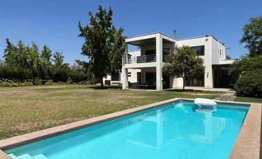 Moderna Y Acogedora Residencia En Chicureo En Venta.