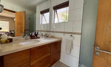 Moderna Y Acogedora Residencia En Chicureo En Venta.