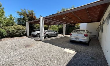Moderna Y Acogedora Residencia En Chicureo En Venta.