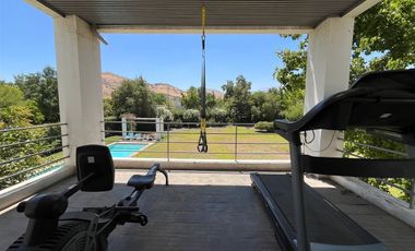 Moderna Y Acogedora Residencia En Chicureo En Venta.