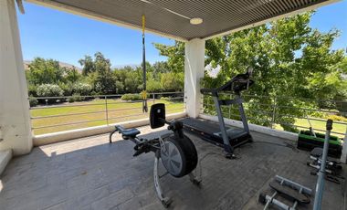 Moderna Y Acogedora Residencia En Chicureo En Venta.